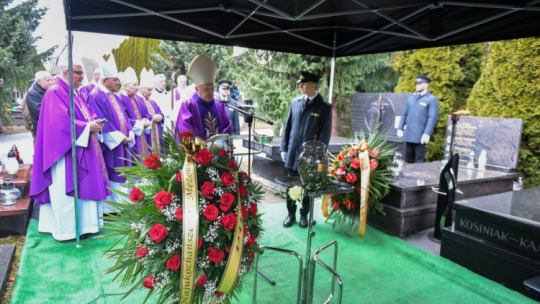 Metropolita warszawski kardynał Kazimierz Nycz (C) na uroczystościach pogrzebowych prof. Witolda Cęckiewicza. Fot. PAP/Art Service