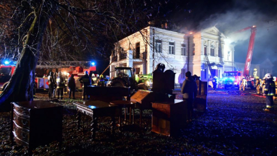 Akcja gaszenia pożaru zabytkowego pałacyku w Dębem Małym. Fot. PAP/P. Piątkowski