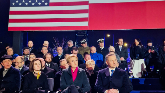Warszawa, 21.02.2023. Pierwszy dzień oficjalnej wizyty prezydenta USA Joe Bidena w Warszawie. Od frontu: prezydent RP Andrzej Duda (P), pierwsza dama Agata Kornhauser-Duda (2P), prezydent Mołdawii Maia Sandu (2L) oraz marszałek Senatu Tomasz Grodzki (L) podczas przemówienia prezydenta Stanów Zjednoczonych Joe Bidena do narodu polskiego w Arkadach Kubickiego w ogrodach Zamku Królewskiego. Fot. PAP/Kalbar 