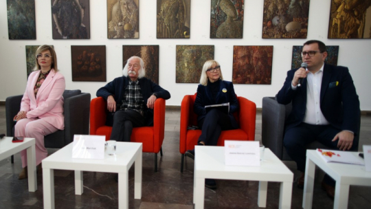 Ambasadorka ukraińskiej kultury w Polsce Weronika Marczuk (L), malarz Ivan Marchuk (2L), kierownik Galerii Centrum w Nowohuckim Centrum Kultury w Krakowie Joanna Gościej-Lewińska (2P) i dyrektor NCK Zbigniew Grzyb (P) podczas otwarcia wystawy „Archetyp Wolności”. Fot. PAP/Ł. Gągulski