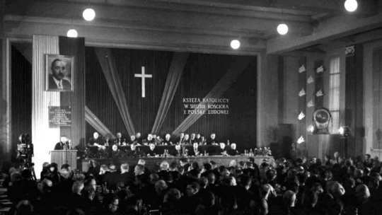 Obrady I Krajowego Zjazdu Delegatów Komisji Księży przy ZBoWiD. Luty 1952 r., Warszawa. Fot. PAP/CAF/L. Wdowiński