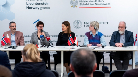 Od lewej: prof. Piotr Łuczkiewicz z Instytutu Archeologii UMCS, kurator Muzeum Lubelskiego Marta Cyran, dyrektor MN w Lublinie Katarzyna Mieczkowska, Ingvild Solberg Andreassen oraz Martin Hager-Saltnes z Muzeum Historii Kultury w Oslo podczas konferencji prasowej nt. projektu „Dziedzictwo dostępne. Profesjonalizacja kadr kultury i upowszechnienie dziedzictwa kulturowego – interdyscyplinarne partnerstwo Muzeum Narodowego w Lublinie i Muzeum Historii Kultury w Oslo”. Fot. PAP/W. Jargiło