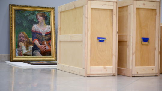 Poznań, 25.11.2022. Przygotowania do otwarcia wystawy „Idę w świat i trwam. Obrazy Jacka Malczewskiego z Lwowskiej Narodowej Galerii Sztuki" w Muzeum Narodowym w Poznaniu. Fot. PAP/J. Kaczmarczyk