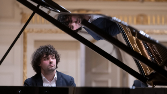 Laureat trzeciej nagrody XVIII Międzynarodowego Konkursu Pianistycznego im. Fryderyka Chopina Martin Garcia Garcia. Fot. PAP/J. Kaczmarczyk