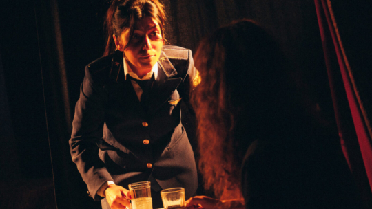 Zdjęcie z monodramu „Ona wojna”. Źródło: www.teatrzaglebia.pl