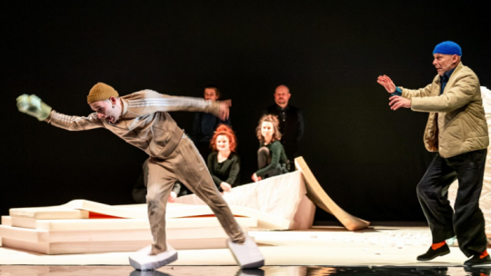 Aktorzy Krzysztof Kozak (L) i Sławomir Przepiórka (P) na próbie medialnej spektaklu „Pinokio” w Teatrze Lalek we Wrocławiu. Fot. PAP/M. Kulczyński