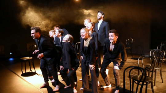 Aktorzy Juliusz Godzina (L), Maja Polka (5L) i Karolina Piwosz (5P) i Wojciech Melzer (P) podczas próby medialnej sztuki „A planety szaleją…” w Teatrze Współczesnym w Warszawie. Fot. PAP/R. Guz