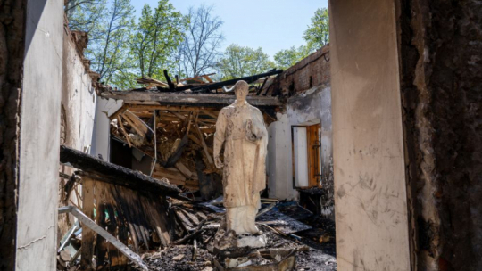 Pomnik ukraińskiego filozofa, poety i pedagoga Hryhorija Skovorody pośród zgliszczy spalonego budynku muzeum we wsi Skoworodinowka w obwodzie charkowskim. Pożar budynku wywołało uderzenie rosyjskiego pocisku manewrującego. 07.05.2022. Fot. PAP/M. Kalyeniak