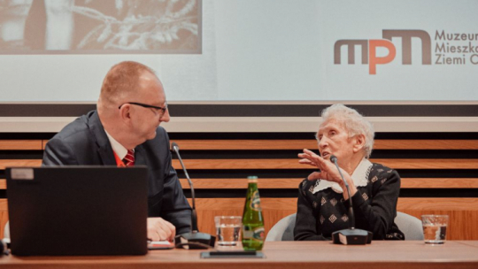 Oświęcim, 28.02.2023. Jedna z osób, które pomagały więźniom KL Auschwitz Józefa Handzlik (P), na spotkaniu w Muzeum Pamięci Mieszkańców Ziemi Oświęcimskiej w Oświęcimiu. Fot. PAP/Z. Meissner.