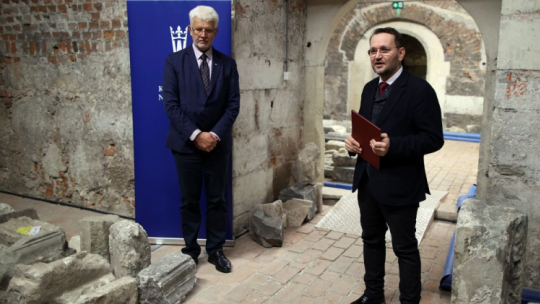 raków, 20.02.2023. Dyrektor Zamku Królewskiego na Wawelu Andrzej Betlej (P) i przewodniczący Społecznego Komitetu Odnowy Zabytków Krakowa Borysław Czarakcziew (L). Fot. PAP/Ł. Gągulski