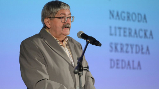 Warszawa, 22.03.2023. Eseista, prozaik, historyk literatury Jan Tomkowski odebrał Skrzydła Dedala za rok 2021 podczas uroczystej gali wręczenia nagrody literackiej w Bibliotece Narodowej w Warszawie. Fot. PAP/P. Supernak