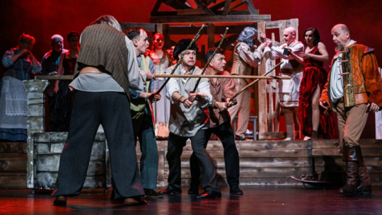 Aktor Adam Mężyk (P) podczas pokazu medialnego przed premierą sztuki pt. "Don Kichot" w reż. Waldemara Wolańskiego w Teatrze im. W. Siemaszkowej w Rzeszowie. Fot. PAP/D. Delmanowicz