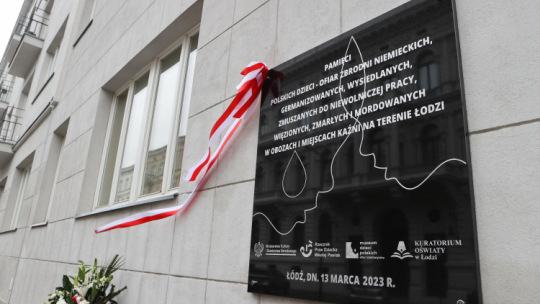 Na budynku siedziby Kuratorium Oświaty w Łodzi odsłonięto tablicę pamiątkową poświęconą polskim dzieciom - ofiarom okupanta niemieckiego. Fot. PAP/M. Zubrzycki