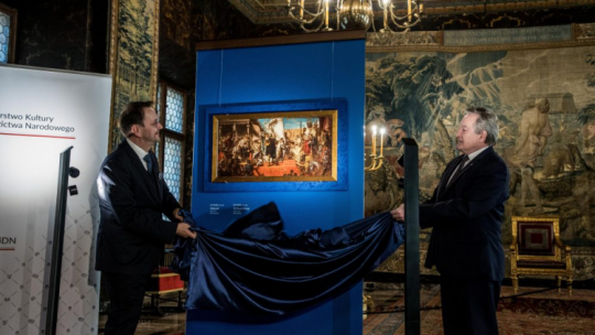 Wicepremier, minister kultury i dziedzictwa narodowego Piotr Gliński (P) oraz dyrektor Zamku Królewskiego na Wawelu Andrzej Betlej (L) podczas prezentacji szkicu "Hołdu pruskiego" Jana Matejki. Fot. PAP/Art Service