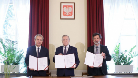 Warszawa, 27.03.2023. Wicepremier Piotr Gliński (C), prezes Fundacji Teatru Klasyki Polskiej Jarosław Gajewski (L) i członek zarządu Fundacji Teatru Klasyki Polskiej Leszek Zduń (P) podczas uroczystości powołania Teatru Klasyki Polskiej – nowej artystycznej instytucji kultury, w siedzibie MKiDN. Fot. PAP/L. Szymański