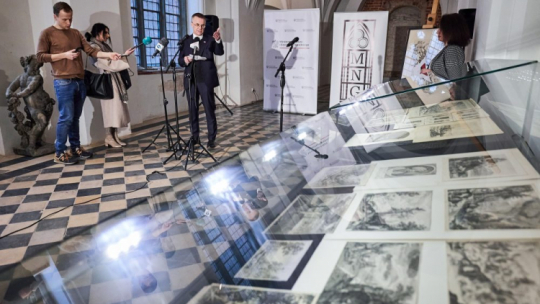 Wiceminister kultury i dziedzictwa narodowego Jarosław Sellin (C) podczas konferencji prasowej w siedzibie Muzeum Narodowego w Gdańsku nt. odzyskanych strat wojennych – dwudziestu sześciu dzieł graficznych Jacoba Kabruna. Fot. PAP/P. Matusewicz