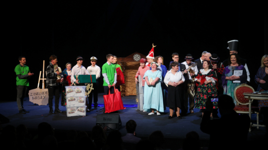 Założycielka i prezes Fundacji "Mimo Wszystko" Anna Dymna (2P) podczas gali finałowej 23. Ogólnopolskiego Festiwalu Twórczości Teatralno-Muzycznej Osób Niepełnosprawnych Intelektualnie "Albertiana". Fot. PAP/Ł. Gągulski