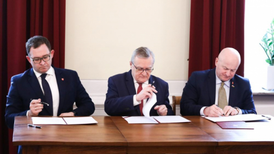Warszawa, 22.03.2023. Członek Zarządu Województwa Lubelskiego B. Bałaban (L), wicepremier P. Gliński (C) oraz marszałek województwa lubelskiego J. Stawiarski (P) podczas uroczystego podpisania umowy o współprowadzeniu Teatru im. Juliusza Osterwy w Lublinie przez Ministra Kultury i Dziedzictwa Narodowego oraz Województwo Lubelskie, w siedzibie MKiDN. Fot. PAP/T. Gzell