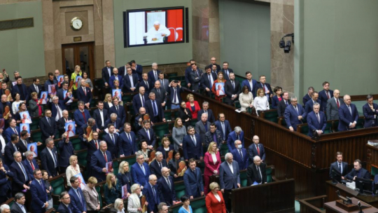 Posłowie na sali obrad Sejmu przed głosowaniem nad uchwałą ws. obrony dobrego imienia św. Jana Pawła II. Fot. PAP/R. Guz