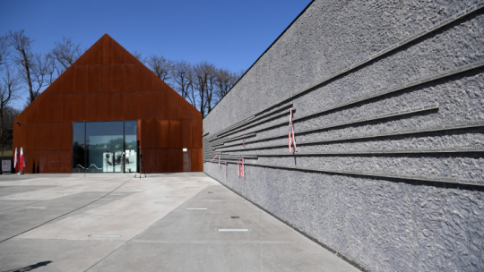 Tabliczki z nazwiskami Polaków ratujących żydów na ścianie pamięci przy Muzeum Polaków Ratujących Żydów podczas II wojny światowej im. Rodziny Ulmów w Markowej. Fot. PAP/D. Delmanowicz