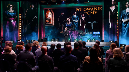 Prezes zarządu Telewizji Polskiej Mateusz Matyszkowicz (C) na pokazie pierwszego odcinka serialu "Polowanie na ćmy". Fot. PAP/P. Nowak