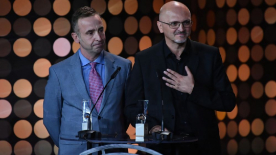 Scenarzyści filmu „Śubuk” Jacek Lusiński (P) i Szymon Augustyniak (L) na gali zakończenia 47. Festiwalu Polskich Filmów Fabularnych w Gdyni. Fot. PAP/A. Warżawa