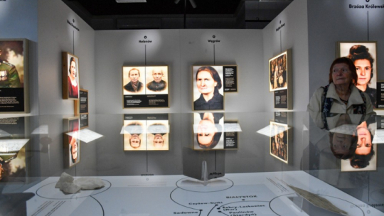 Otwarcie wystawy w Domu bez Kantów w Warszawie w Narodowym Dniu Pamięci Polaków ratujących Żydów pod okupacją niemiecką. Rodzina państwa Kazaków z Brzózy Królewskiej przekazała Instytutowi Pileckiego medal i dyplom Sprawiedliwego wśród Narodów, którym Yad Vashem uhonorował ich przodków. Warszawa, 24.03.2023. Fot. PAP/R. Pietruszka