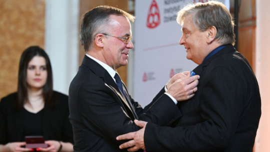 Łańcut, 18.04.2023. Sekretarz stanu w Ministerstwie Kultury i Dziedzictwa Narodowego, Generalny Konserwator Zabytków Jarosław Sellin (C) i odznaczony Jerzy Jasieńko (P) podczas uroczystości w siedzibie Muzeum Zamku w Łańcucie. Trwają obchody Międzynarodowego Dnia Ochrony Zabytków. Fot. PAP/D. Delmanowicz