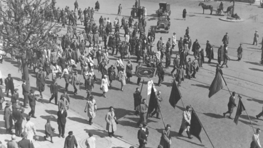 Obchody święta 1 Maja w Warszawie. Pochód Polskiej Partii Socjalistycznej na placu Teatralnym. 1919–1939. Fot. NAC
