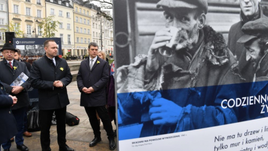 Warszawa, 19.04.2023. Prezes IPN Karol Nawrocki (C) i zastępca prezesa IPN Mateusz Szpytma (L) podczas uroczystego otwarcia wystawy plenerowej IPN „Prosimy Cię, Boże, o walkę krwawą..." na Skwerze Hoovera w Warszawie. Wystawa będzie dostępna dla zwiedzających do 27 bm. Fot. PAP/P. Nowak