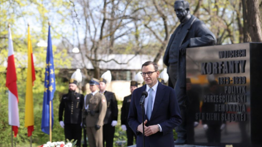 Warszawa, 20.04.2023. Obchody 150. rocznicy urodzin Wojciecha Korfantego. Premier Mateusz Morawiecki (C) złożył wieniec i zapalił znicz pod Pomnikiem Wojciecha Korfantego u zbiegu Al. Ujazdowskich i ul. Agrykoli w Warszawie. Fot. PAP/R. Guz