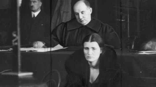 Rita Gorgonowa podczas procesu. Za oskarżoną widoczny jej obrońca Maurycy Axer. Fot. NAC