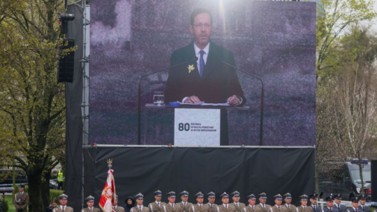 Warszawa, 19.04.2023. Prezydent Izraela Isaac Herzog (na telebimie) podczas uroczystości z okazji 80. rocznicy wybuchu powstania w Getcie Warszawskim przed Pomnikiem Bohaterów Getta w Warszawie. Fot. PAP/L. Szymański