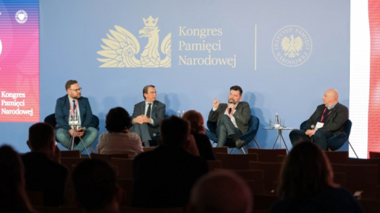 Od lewej: dziennikarz Wojciech Biedroń, dyrektor Instytutu Dziedzictwa Myśli Narodowej im. Romana Dmowskiego i Ignacego Jana Paderewskiego Jan Żaryn, prezes zarządu PAP Wojciech Surmacz oraz moderator, dziennikarz i historyk Tadeusz Płużański podczas panelu "Reparacje wojenne w XX wieku okiem publicystów" w ramach Kongresu Pamięci Narodowej. Fot. PAP/M. Marek