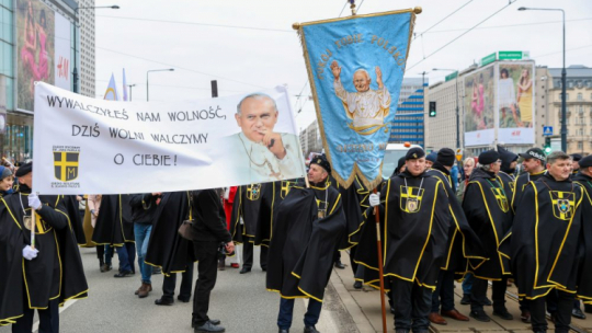 Narodowy Marsz Papieski w 18. rocznicę śmierci Jana Pawła II w Warszawie. Fot. PAP/R. Guz