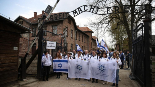 Uczestnicy Marszu Żywych na terenie byłego niemieckiego obozu koncentracyjnego Auschwitz. 28.04.2022. Fot. PAP/Ł. Gągulski