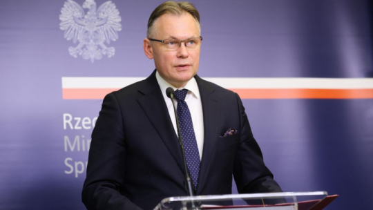 Warszawa, 18.04.2023. Wiceminister spraw zagranicznych RP Arkadiusz Mularczyk podczas konferencji prasowej w Centrum Prasowym MSZ. Fot. PAP/R. Guz