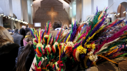 Msza święta w warszawskim kościele Wniebowstąpienia Pańskiego w Niedzielę Palmową. Fot. PAP/L. Szymański