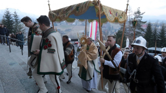 Niedziela Zmartwychwstania Pańskiego. Procesja rezurekcyjna w Sanktuarium Matki Boskiej Objawiającej Cudowny Medalik na Olczy. Zakopane, 09.04.2023. Fot. PAP/G. Momot