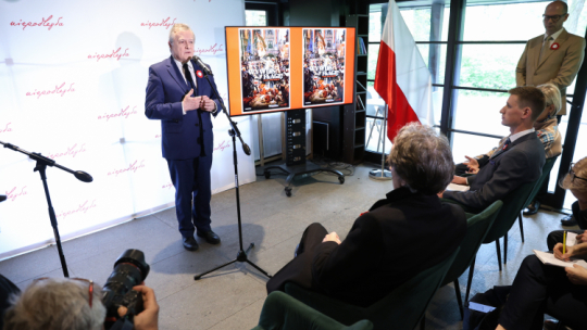 Wicepremier, minister kultury i dziedzictwa narodowego Piotr Gliński (C-L) podczas konferencji prasowej z okazji zbliżającego się Dnia Flagi Rzeczypospolitej Polskiej. Fot. PAP/R. Guz