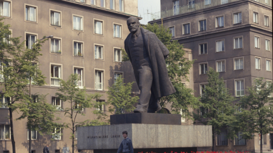 Pomnik Włodzimierza Lenina w alei Róż w dzielnicy Nowa Huta. Fot. PAP/J. Ochoński