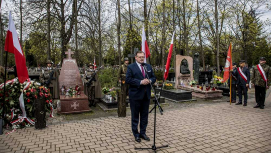 Szef Urzędu do Spraw Kombatantów i Osób Represjonowanych Jan Józef Kasprzyk (C) podczas uroczystości upamiętniających o. Adama Franciszka Studzińskiego na Cmentarzu Rakowickim w Krakowie. Fot. PAP/Art Service
