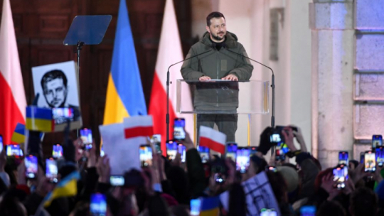 Warszawa, 05.04.2023. Wizyta oficjalna Prezydenta Ukrainy w Polsce. Wołodymyr Zełenski podczas wystąpienia na dziedzińcu Zamku Królewskiego w Warszawie. Fot. PAP/A. Lange 