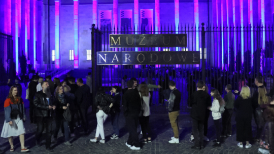 Warszawa, 15.05.2021. Kolejka do Muzeum Narodowego w Warszawie, 15. bm. podczas Nocy Muzeów. To 17. edycja tego wydarzenia w stolicy. Bierze w niej udział 180 placówek, 17 z nich po raz pierwszy. Część z nich jest otwarta stacjonarnie, wiele przygotowało także równolegle specjalne programy w internecie. Fot. PAP/L. Szymański
