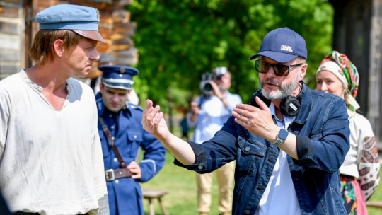 Reżyser filmu Artur Żmijewski (P) i aktor Kazimierz Mazur (L) na planie produkcyjnym filmu "Sami Swoi" w Muzeum Wsi Kieleckiej w Tokarni. Fot. PAP/P. Polak