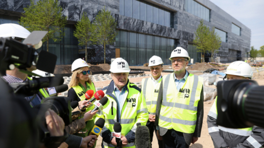 Wicepremier, minister kultury i dziedzictwa narodowego Piotr Gliński (2L), sekretarz stanu w MKiDN, Generalny Konserwator Zabytków Jarosław Sellin (2P) oraz dyrektor MHP Robert Kostro (P) podczas wizyty na budowie Muzeum Historii Polski na terenie Cytadeli Warszawskiej. Fot. PAP/R. Guz