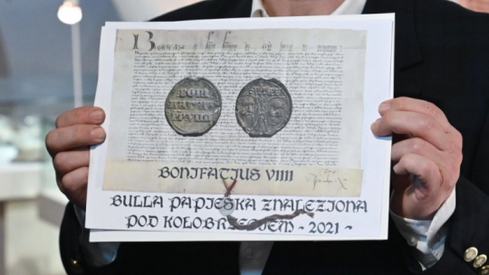 Kołobrzeg, 09.05.2023. Bulla papieża Bonifacego IX (1350–1404) została zaprezentowana na konferencji prasowej w Muzeum Miasta Kołobrzeg – Pałacu Braunschweigów. Fot. PAP/M. Bielecki