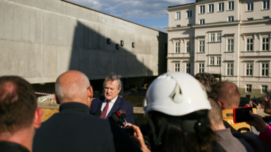 Wicepremier, minister kultury i dziedzictwa narodowego prof. Piotr Gliński (C) podczas wizyty na terenie budowy Interaktywnego Centrum Bajki i Animacji przy Studiu Filmów Rysunkowych w Bielsku-Białej. Fot. PAP/Z. Meissner