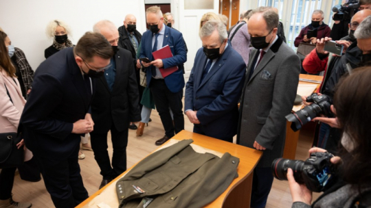 Wicepremier, minister kultury Piotr Gliński (2P), wojewoda małopolski Łukasz Kmita (L) i dyrektor krakowskiego Muzeum Narodowego Andrzej Szczerski (P) podczas wizyty w archiwum Małopolskiego Urzędu Wojewódzkiego. Minister zapoznał się ze stanem kolekcji przyszłego Muzeum Czynu Niepodległościowego. Kraków, 19.05.2023. Fot. PAP/Art Service