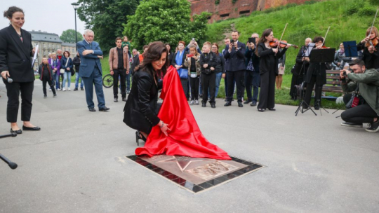 Prezydent Krakowa Jacek Majchrowski (C-tył) oraz żona Jana A.P. Kaczmarka Aleksandra Twardowska-Kaczmarek (C-przód) podczas uroczystości odsłonięcia gwiazdy Jana A.P. Kaczmarka w krakowskiej Alei Gwiazd. Fot. PAP/Art Service